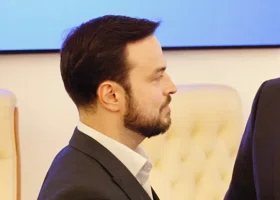 Курганский депутат Москвин назначил своей помощницей маму вместо однопартийцев