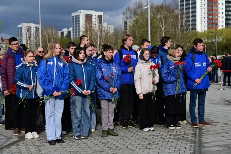 Церемония возложения цветов к монументу «Героям фронта и тыла» в центральном квартале городской эспланады. Пермь