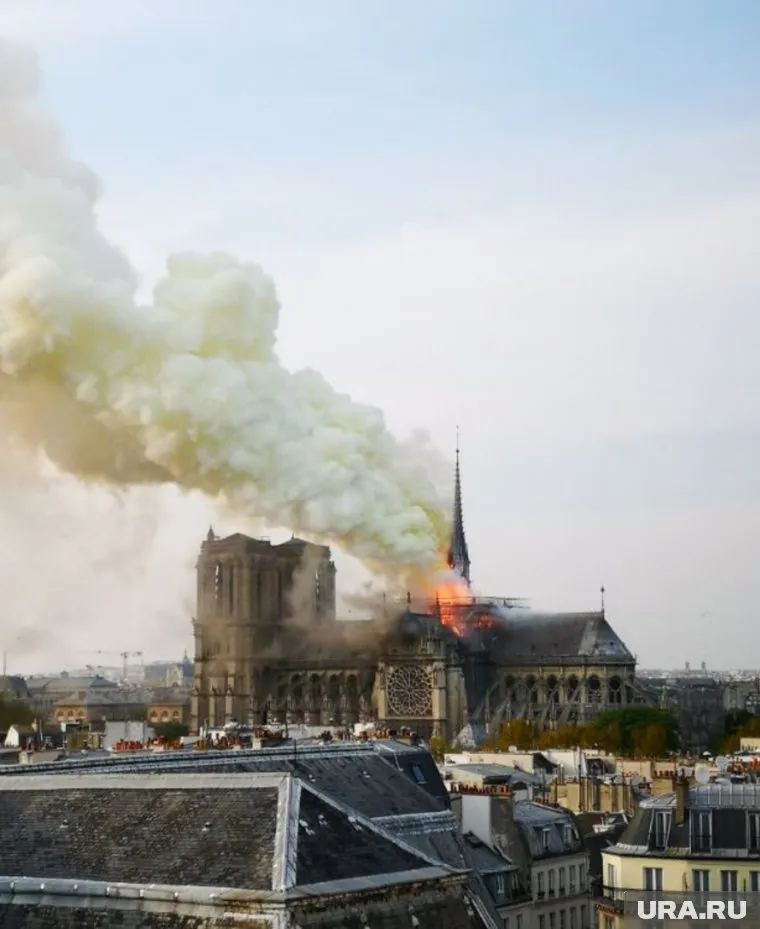 Огонь охватил собор с южной стороны