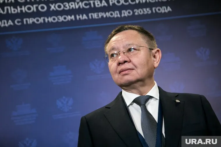 Глава Минстроя России Ирек Файзуллин наградил Лабытнанги за проект Коми-деревни