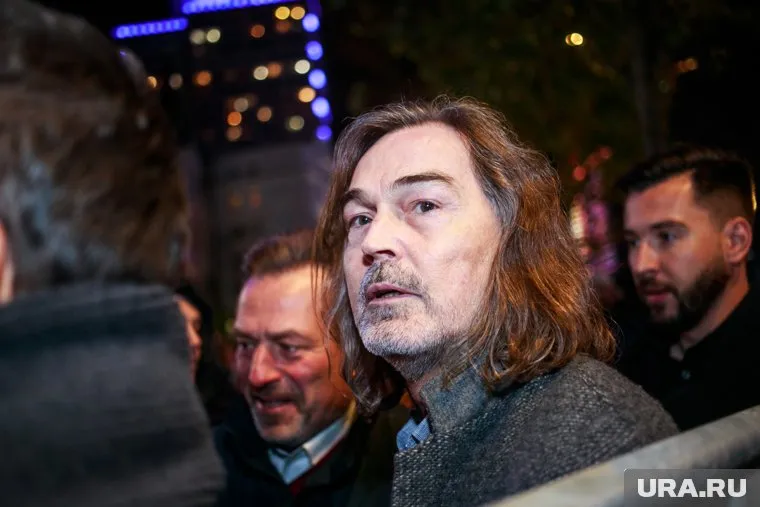 Художник Никас Сафронов спасает уцелевшие картины