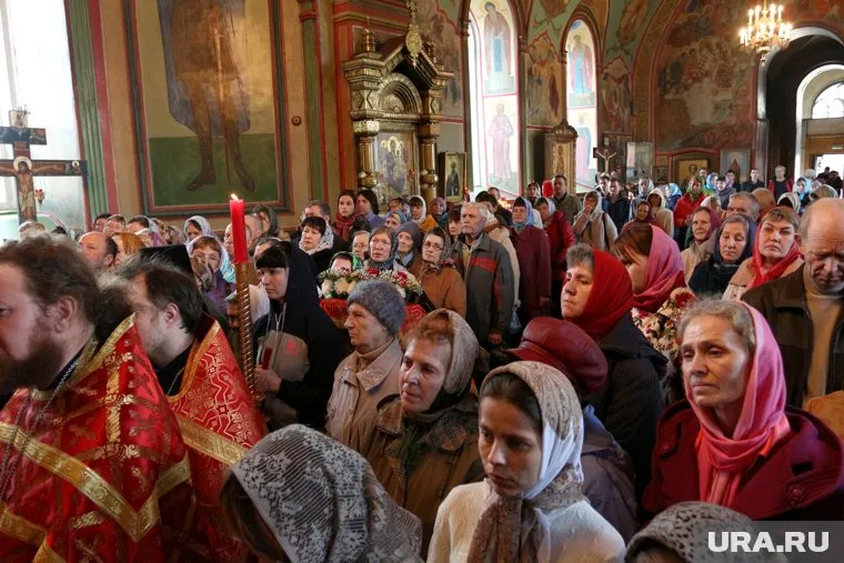 Чиновники вместе с сотнями горожан пришли на ночное богослужение