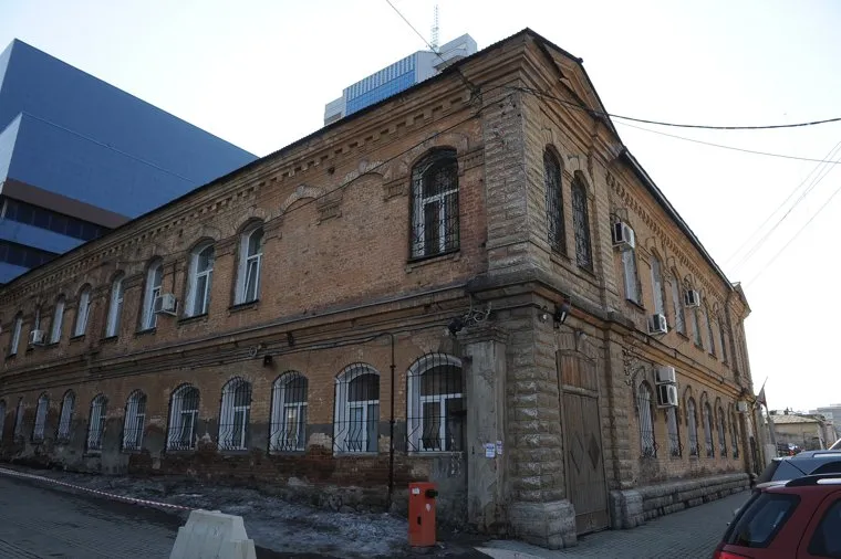 Исторические здания центра города. Челябинск, челябинский гарнизонный военный суд, карла маркса 101
