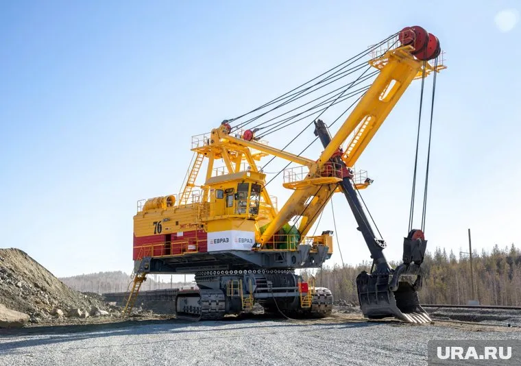 Экскаватор весит 725 тонн, а высота составляет 18 метров