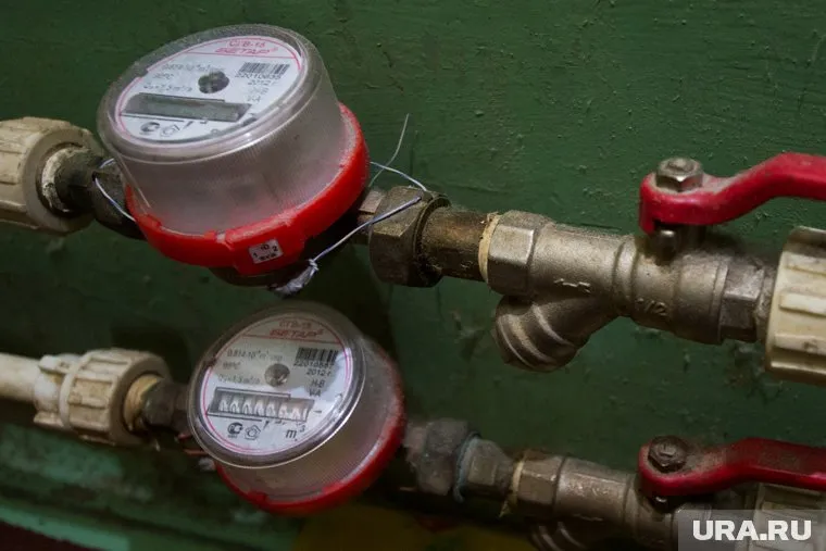 Сейчас при отсутствии приборов учета население платит за воду по нормативам потребления