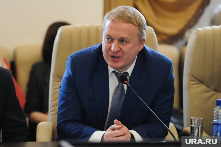 Прежний директор Олег Дубровин на встрече не появился