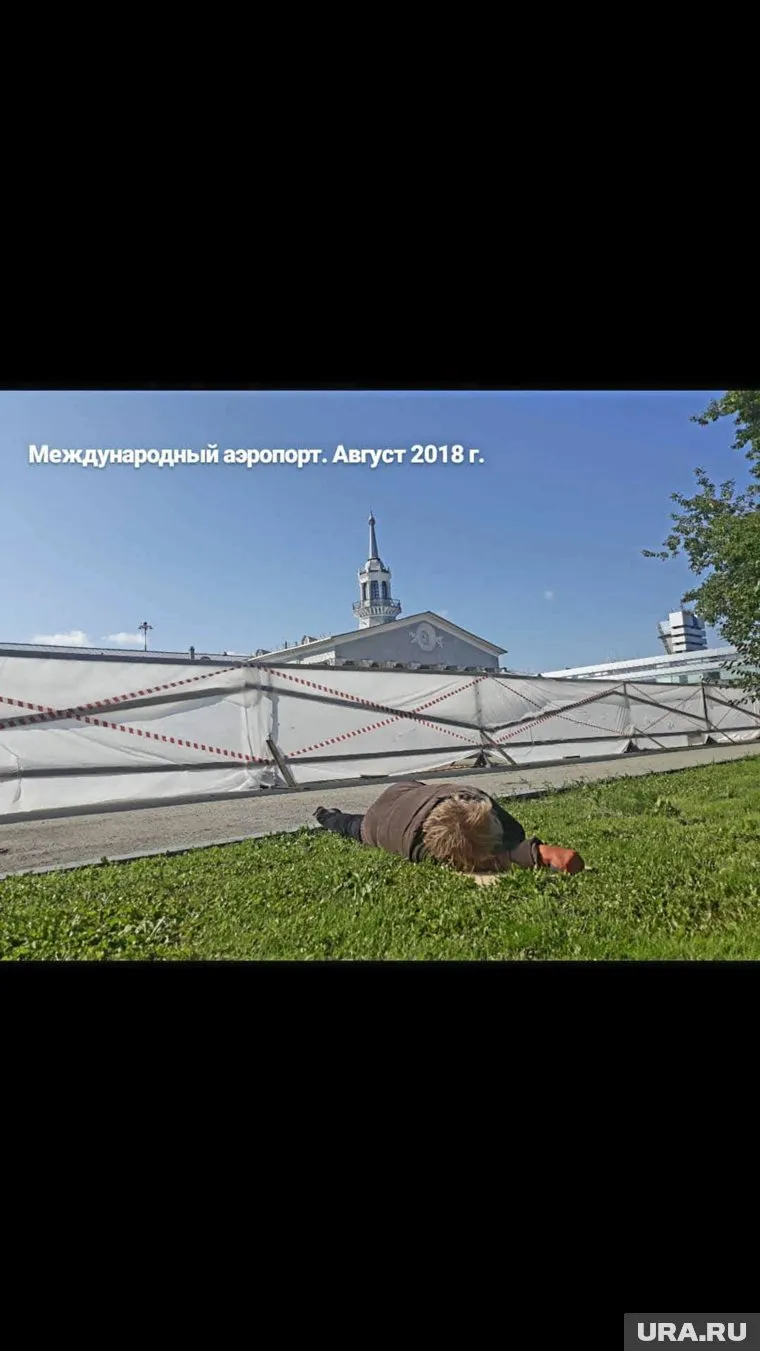 Женщина уже неделю лежит возле терминала