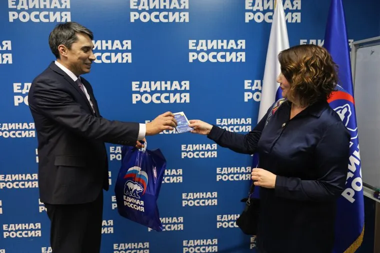 Вручение сувениров от ura.ru. Курган