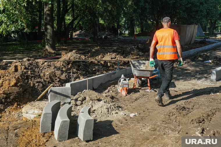 В Кургане продолжается работа по благоустроуйству дворов