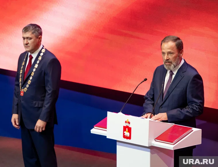 Игорь Комаров поздравил Дмитрия Махонина с избранием устно 