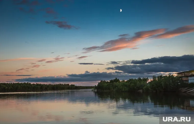Облака подсвечиваются солнцем, ушедшим за горизонт (архивное фото)