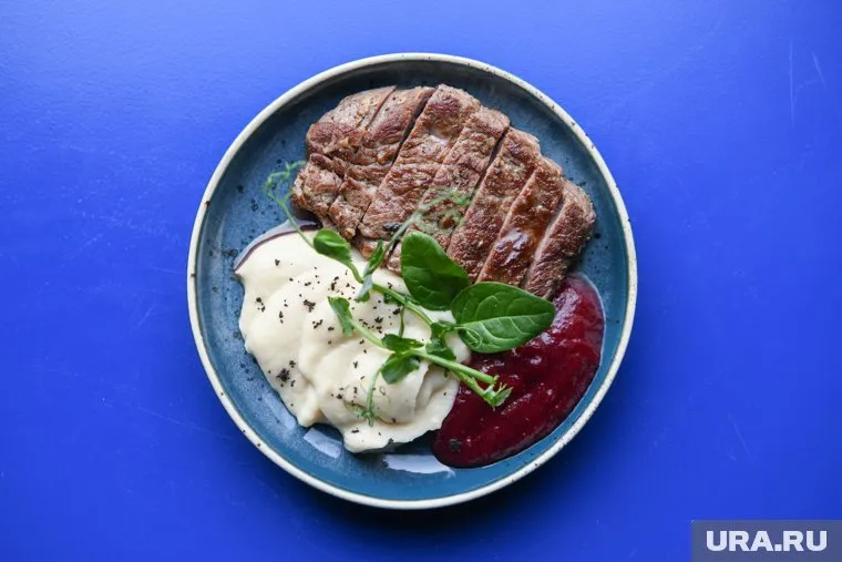 Модная диета полностью исключает фрукты, овощи и углеводы, оставляя в рационе только мясо