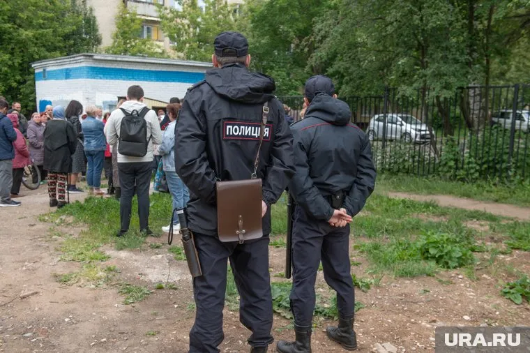 На пикете недовольные граждане говорили с представителями администрации района