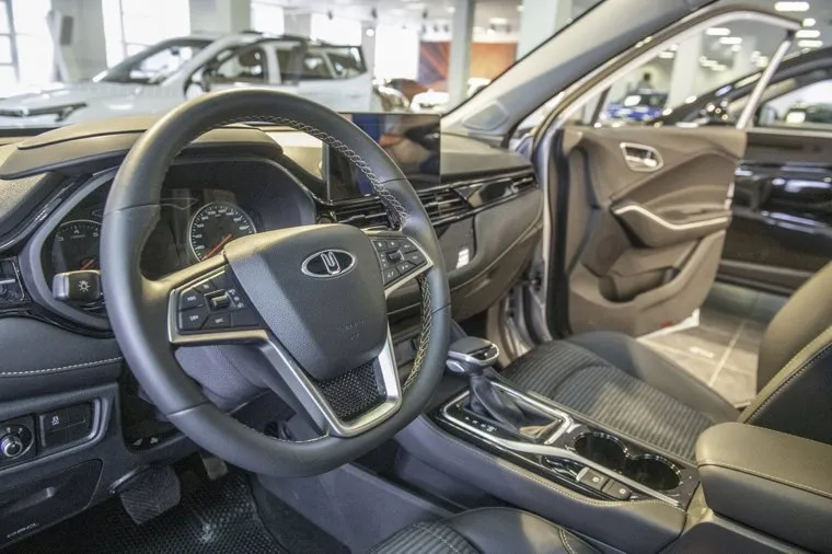 Автомобиль "Москвич 3" в автосалоне "Сатурн - Р auto". Пермь