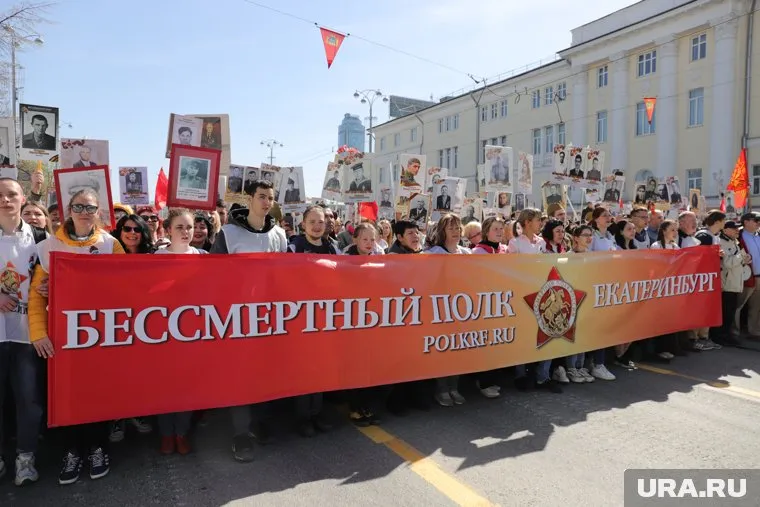 Возглавляли шествие врио губернатора Денис Паслер и полпред Артем Жога