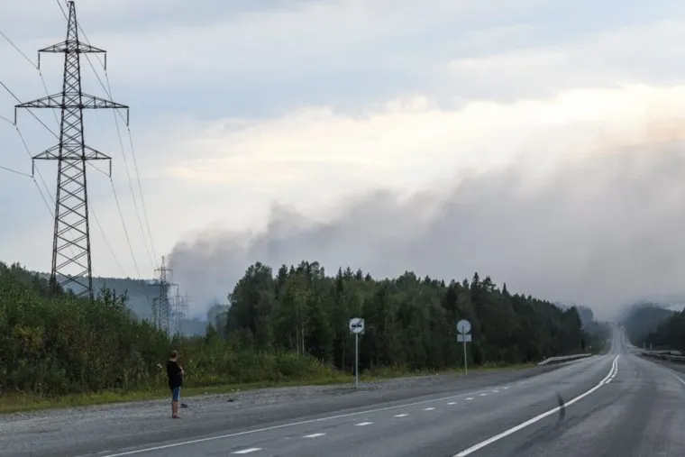 Горящий лес возле горы Волчиха. Свердловская область 