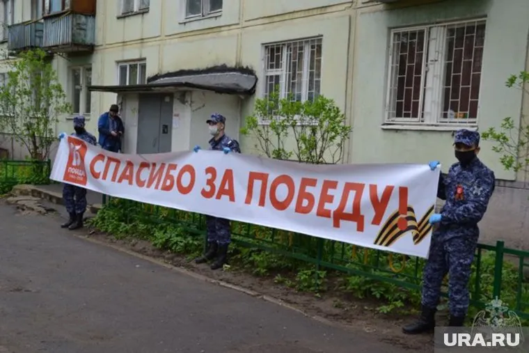 Для ветерана Александра Хмелевского провели парад Победы у него под балконом