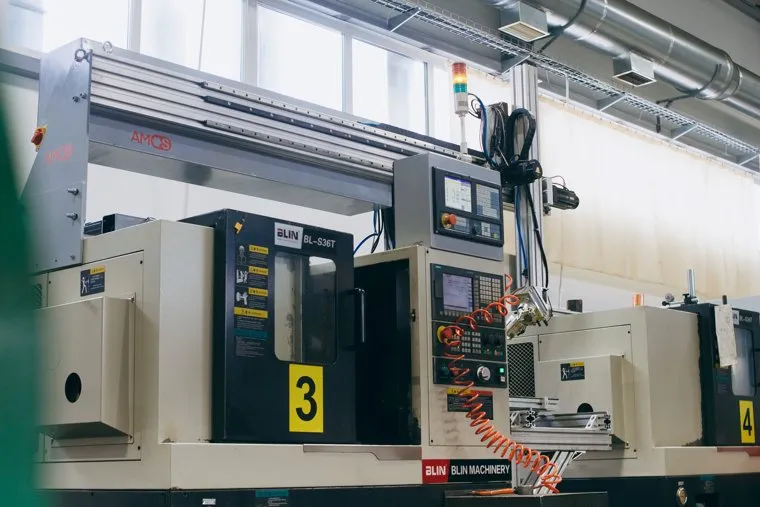 Миасский робот крепится на станке исключая смещение техники друг относительно друга