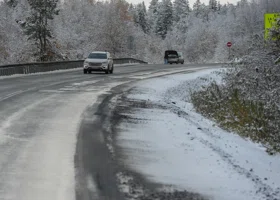 Свердловчан предупредили о сложных погодных условиях на дороге