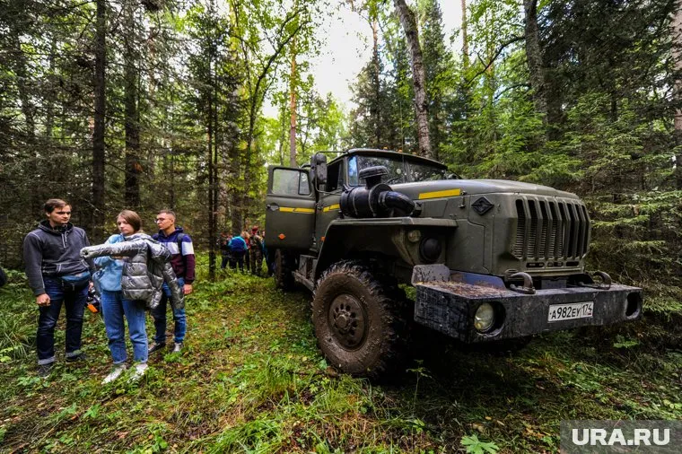 Два «Урала» вывели за пределы военной части, чтобы продать (фото из архива)