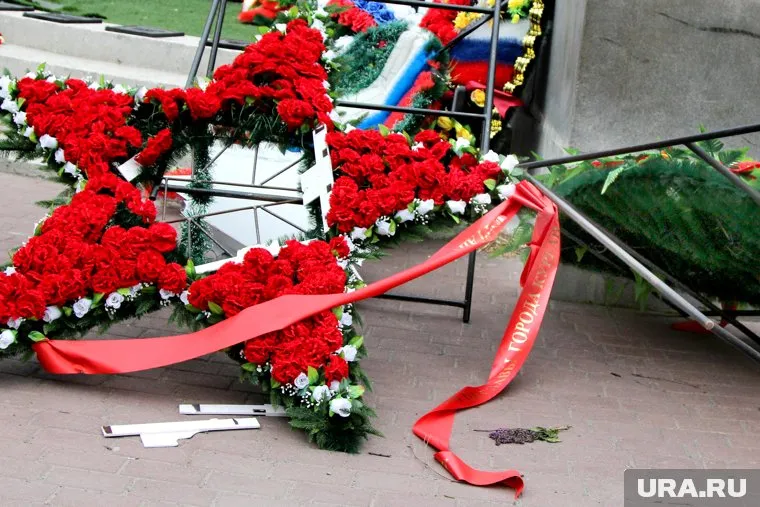 Неизвестные разрисовали памятники советских партизан в Киеве