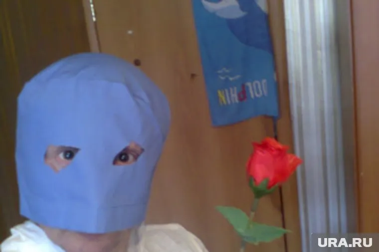 Из медицинсокго колпака полицейский сделал балаклаву