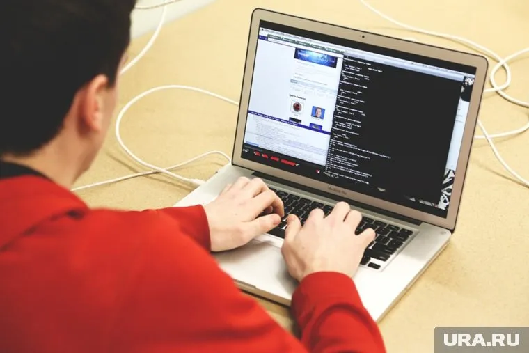 Пользователи соцсетей оскорбляют и угрожают родным пострадавшей девушки