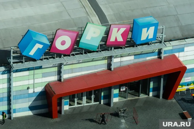 Огонь разгорелся в зоне футкорта ТРК «Горки»