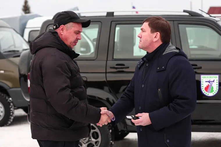 Вручение сотрудникам Уральской авиабазы ключей от автомобилей, приобретенных для организации тушения пожаров в лесах региона. Сысерть