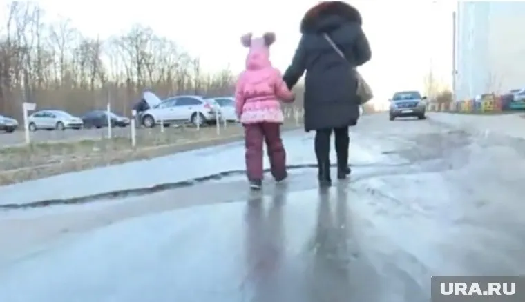 Воронежцам приходится ходить прямо по протекшей канализации