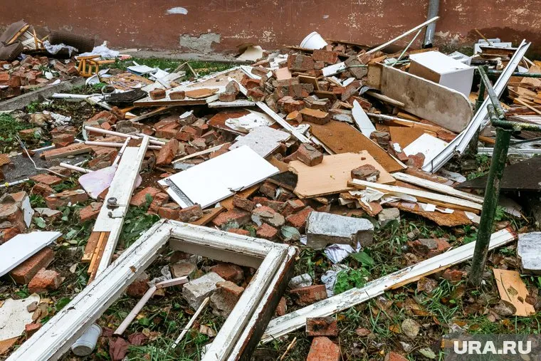 Из-за взрыва обрушилось три этажа