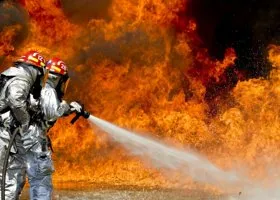 В Тюмени во дворе жилого дома вспыхнула машина