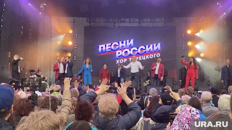 На сцену Наталью Комарову пригласил лидер коллектива Михаил Турецкий
