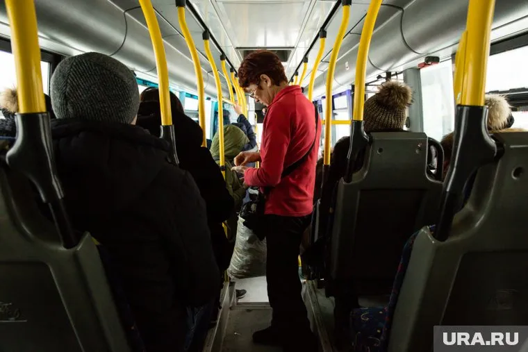 Пассажиры заходят в заднюю дверь автобусов, чтобы избежать оплаты проезда (архивное фото)