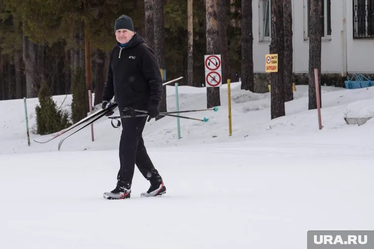 Величина снежного покрова позволила жителям региона передвигаться на лыжах (архивное фото)