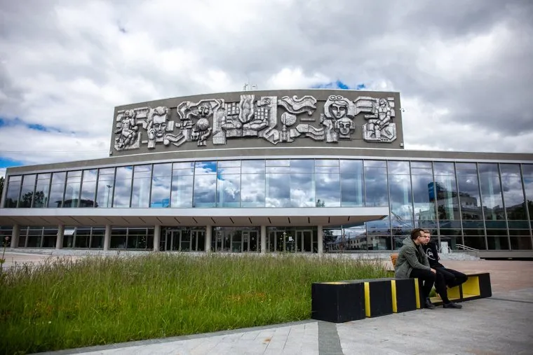 Скамейки около Дворца молодежи. Екатеринбург