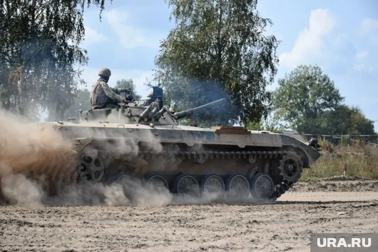 ВСУ стягивают технику к Угледару, сообщил военкор