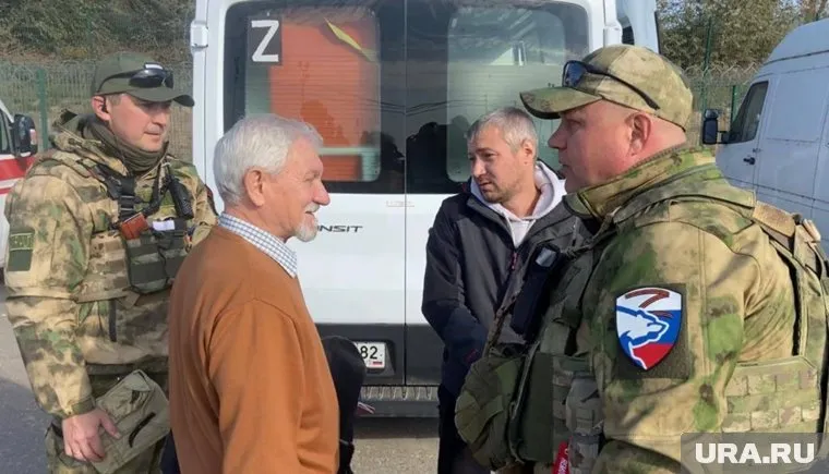 Денис Моисеев (слева) является одним из организаторов гуманитарной миссии под Херсоном