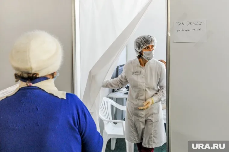 Доход вырос у медиков, которые работают с коронавирусной инфекцией, заявляет эксперт