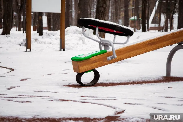 Мужчина ночью ездил по дворам и детским площадкам