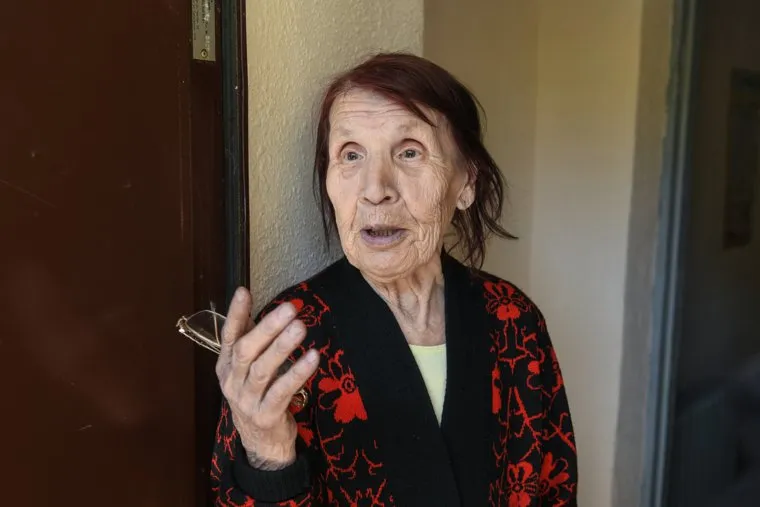 Валентина Микушина у своего дома. Екатеринбург