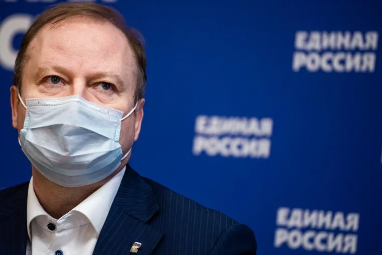 Секретарь Свердловского отделения партии «Единая Россия» Виктор Шептий подает документы на участие в праймериз. Екатеринбург