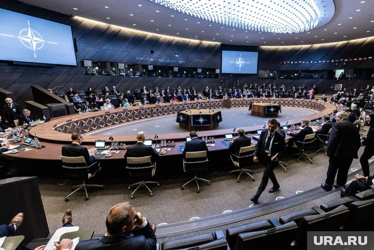 Украина должна вступить в НАТО без выполнения ПДЧ, заявил Дмитрий Кулеба