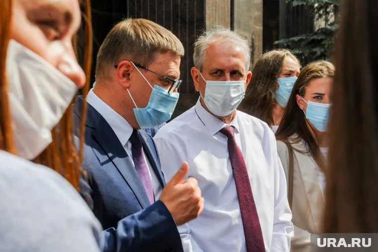 Вирус вывел из строя сразу подчиненных губернатора Алексея Текслера (слева)