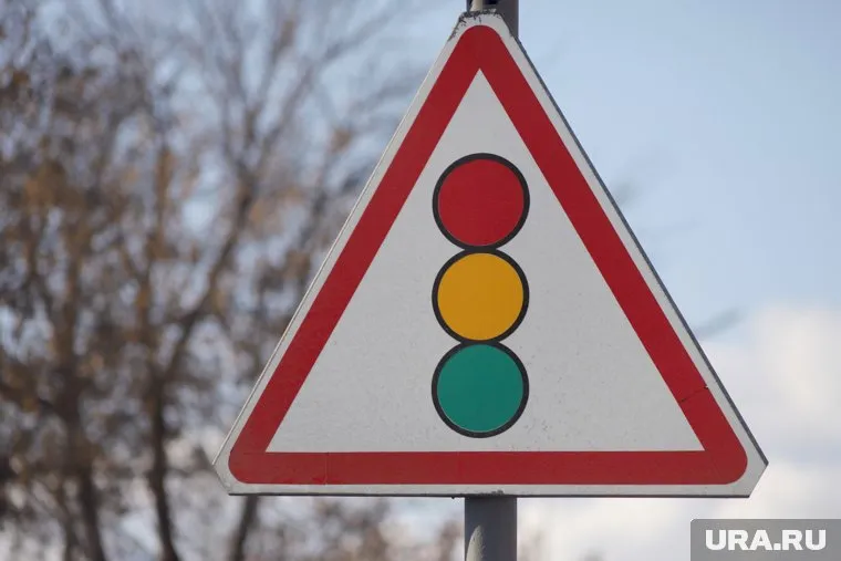 Пользовательница соцсетей рассказала, что все секции светофора горели зеленым