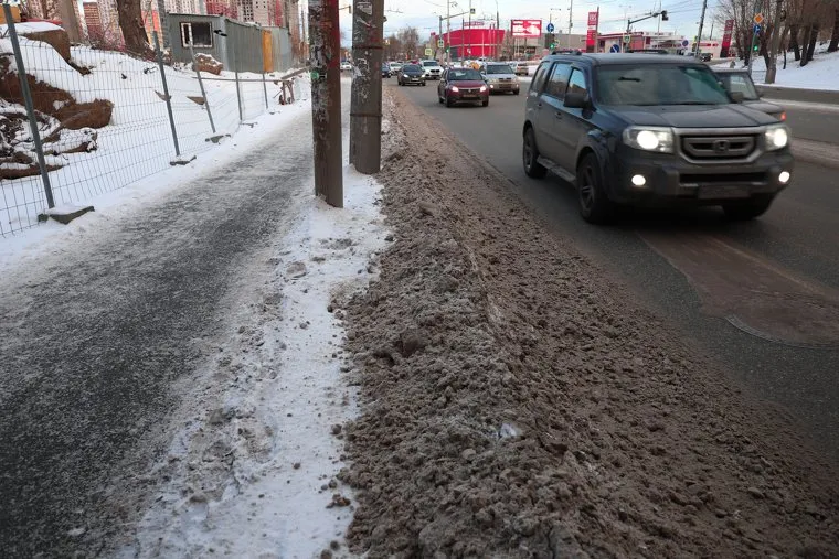 Уборка снега в Железнодорожном районе. Екатеринбург 