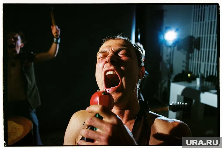 Юрий Борисов в фильме выступает в роли панка из 90-х