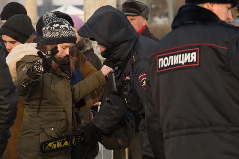 Собрание группы избирателей для поддержки самовыдвижения Алексея Навального на пост президента РФ. Екатеринбург, пропускной режим, досмотр, массовое мероприятие, безопасность, полиция