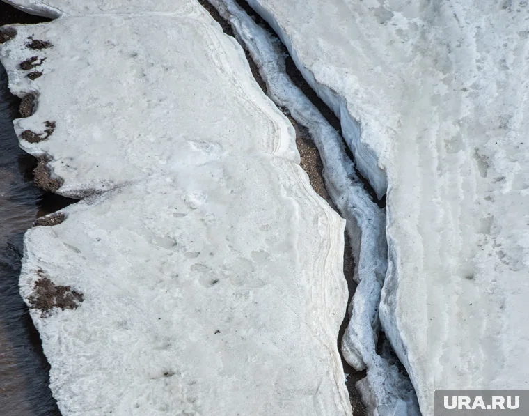 На зимнике в ХМАО треснул лед