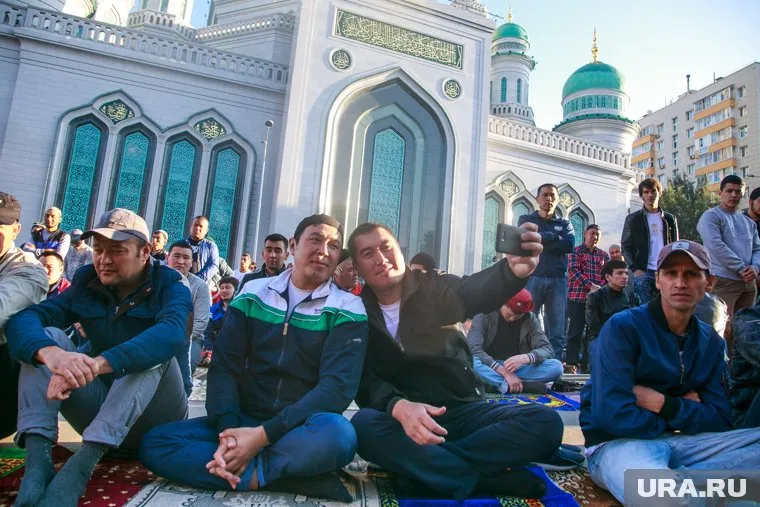 Мусульманский праздник вытеснил москвичей: столичные жители уступили гастарбайтерам